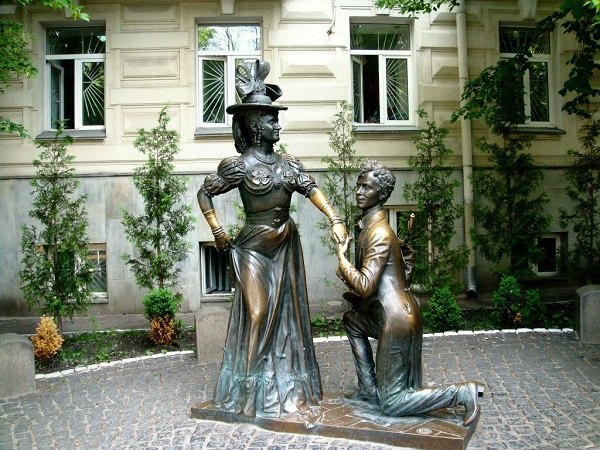 Памятник Свириду Голохвастову и Проне Прокоповне, Киев